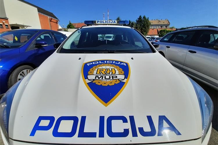 Slika /2020/Policijski auto, logo, rotirka/20200521_093340.jpg